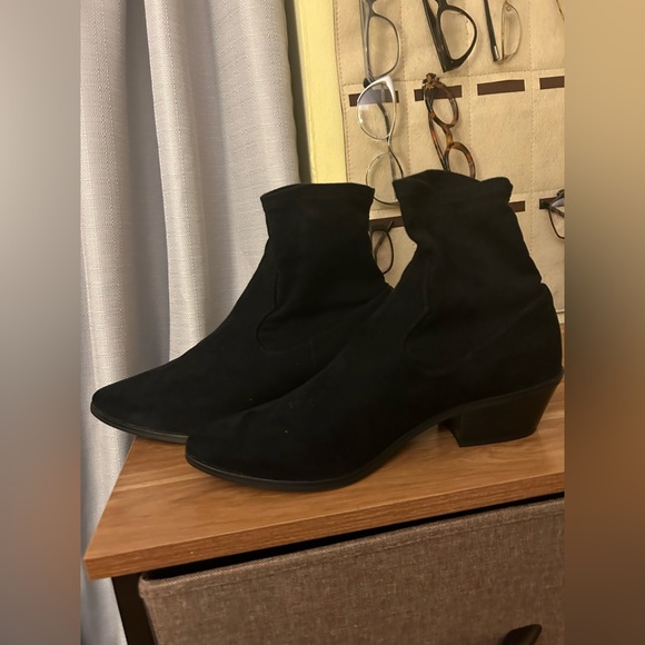 Boot - Picture 2 of 5